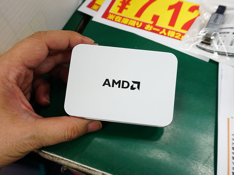 購入特典はAMDキーキャップとロゴ入りケーブル