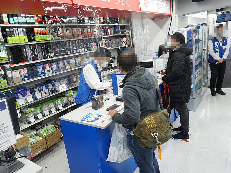 商品受け渡しの様子。Ryzen 9 5950Xのみ抽選販売を実施