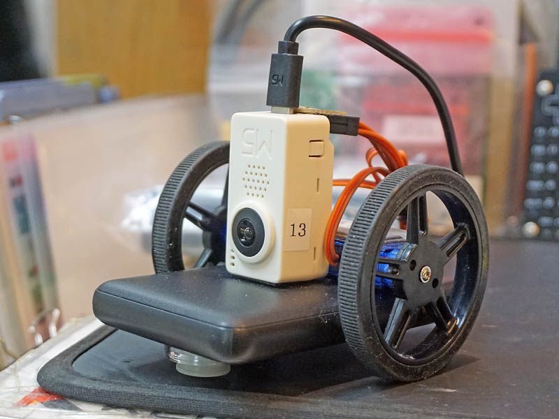 「【M5CameraF同梱】M5Camera用ロボットキット FPV操縦/画像認識対応」の組み立て済みサンプル