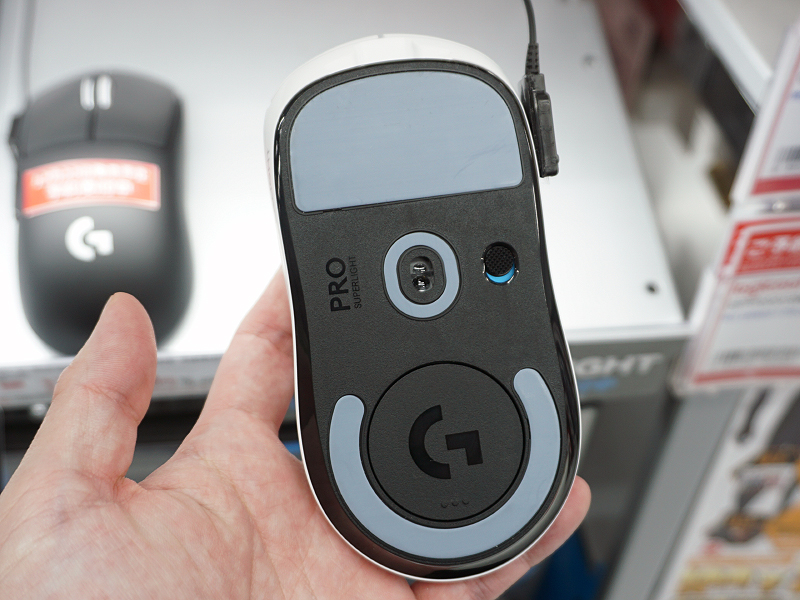 ホワイトモデルは2021年2月25日(木)に発売予定