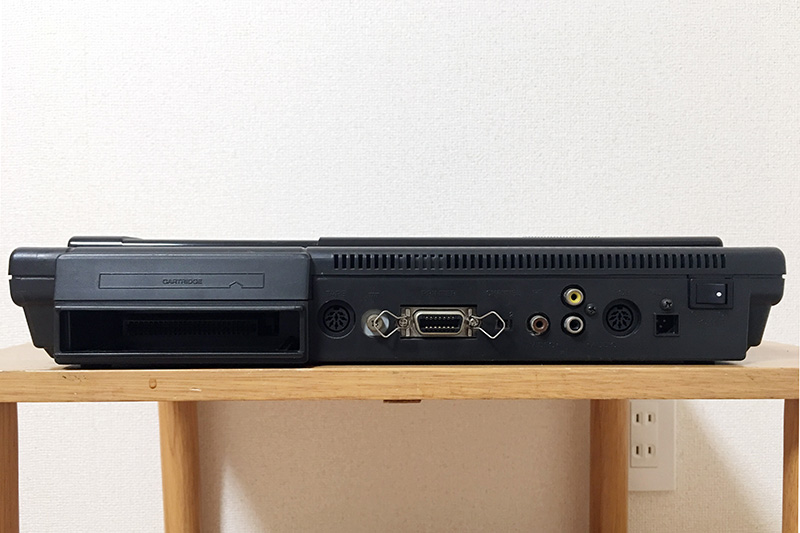 背面は左から、カートリッジスロット2、CMT端子、アース、プリンタポート、チャンネル切り替えスイッチ、RF出力端子、ビデオ(上)・オーディオ(下)出力端子、RGB出力端子、ACアダプタ入力、電源スイッチとなっています。