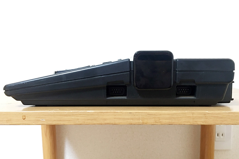 正面から見て右側面には、コントローラと書かれたジョイスティック端子が2つ備わっています。