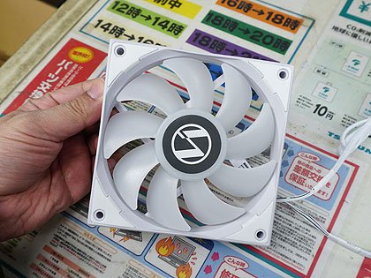 Lian Liの光る120mmファン「ST120」が発売、3個パックで税込