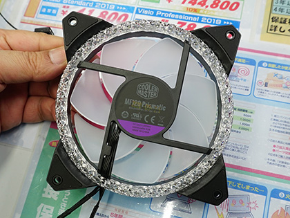 きらびやかに光る冷却ファン「MasterFan MF120 Prismatic」が