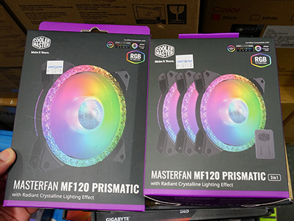きらびやかに光る冷却ファン「MasterFan MF120 Prismatic」が