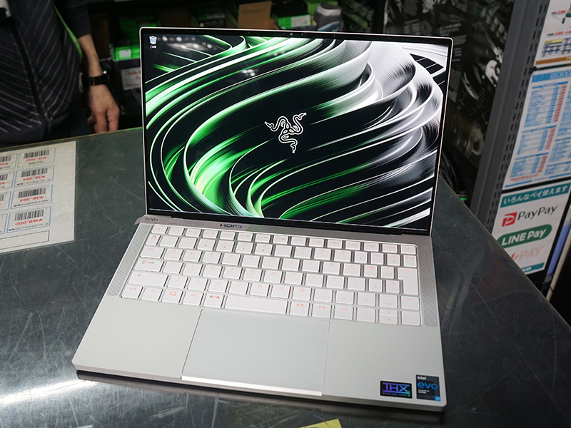 写真のモデルは「Razer Book 13 FHD Touch Screen（RZ09-03571JM1-R3J1）」