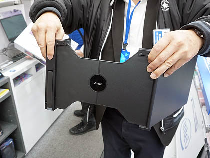 ノートPCを簡単に3画面に、持ち運べる2画面液晶「アペックス