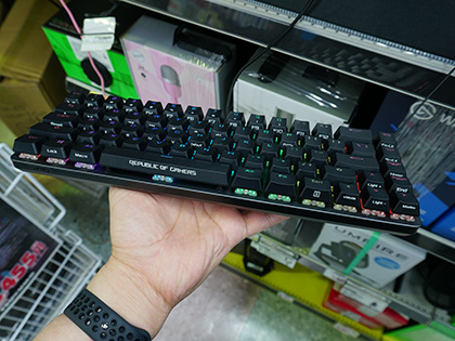 ASUS ROG Falchion メカニカルキーボード 本体 マウスパッド付き ASUSの65％キーボード「ROG FALCHION」が発売、側面にタッチパネル搭載