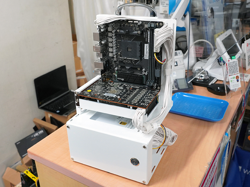 PM-N-FRAME-ITX-APS-WHITE。展示機にはマザーボードやビデオカード、電源などが搭載されている
