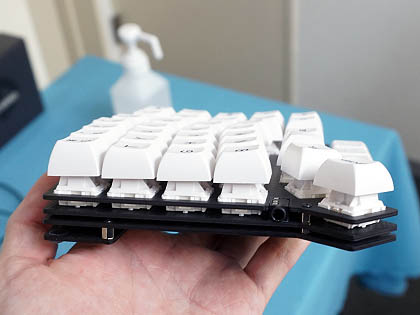一部キーが低背のハイブリッド自作キーボード「ErgoArrows」、左右分割