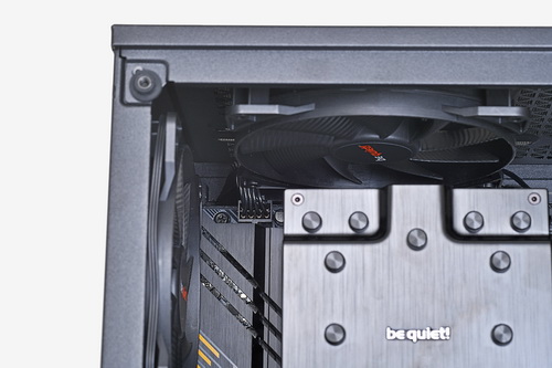 高性能・大型パーツもこれなら安心！14cm角ファンを3基も搭載