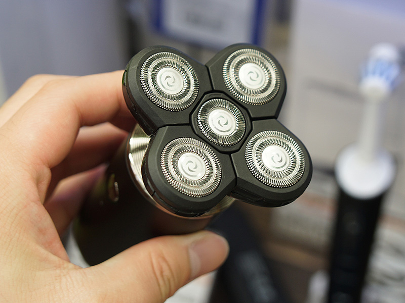 身だしなみを整える1台5役USB充電式電気シェーバー(C5I1UESB)