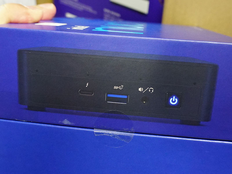 NUC11PAKi5の筐体