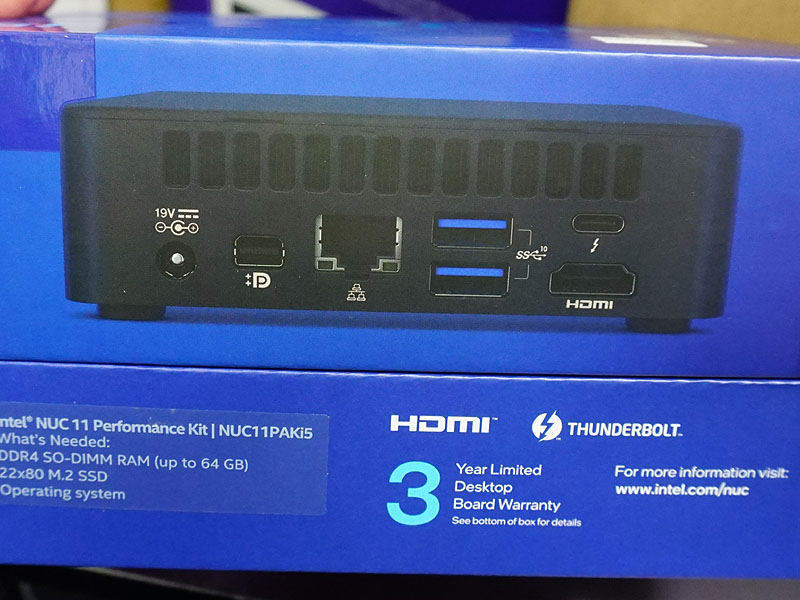NUC11PAKi5の筐体