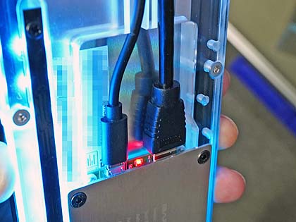 ステータス表示に便利な8.8型横長ディスプレイが入荷、水冷