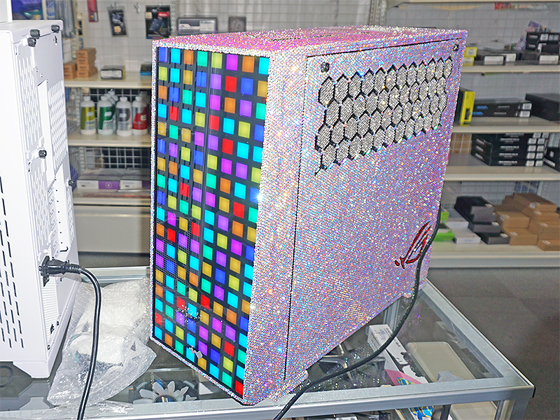 ラインストーンを無数に配置したMOD PCが店頭展示中