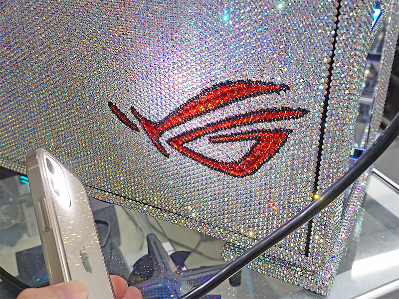 スマートフォンのLEDライトを当ててみた様子