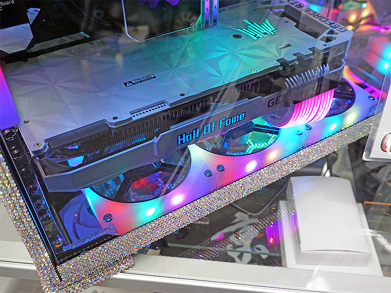 内部のPCパーツは発光するものを採用