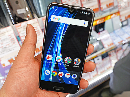 片手サイズの小型スマホ「AQUOS R compact」が7,980円、SIMロック解除