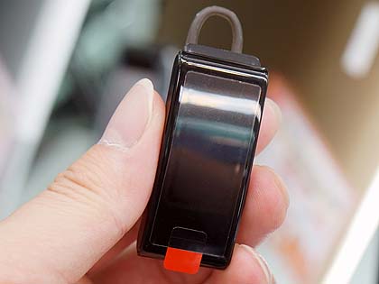 Bluetoothヘッドセットにもなるスマートバンドが4,980円、「TalkBand