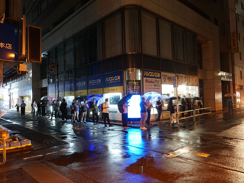 22時頃の様子。周囲の店先で雨宿りをする人も