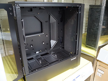 メッシュフロント採用のE-ATXケース「Z8」がZALMANから、スイング