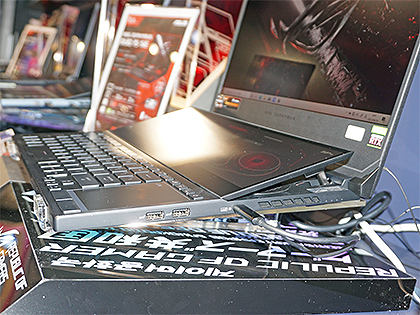 ASUSの高級2画面ノート「ROG Zephyrus Duo 15 SE」が発売、価格は60万