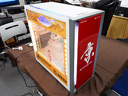初音ミクがPCケース内で舞い踊る! 透過液晶搭載MOD PCの新作が店頭展示
