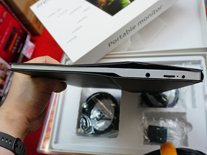 13.3型と15.8型のフルHDモバイルモニターがあきばお～に入荷、18,000円