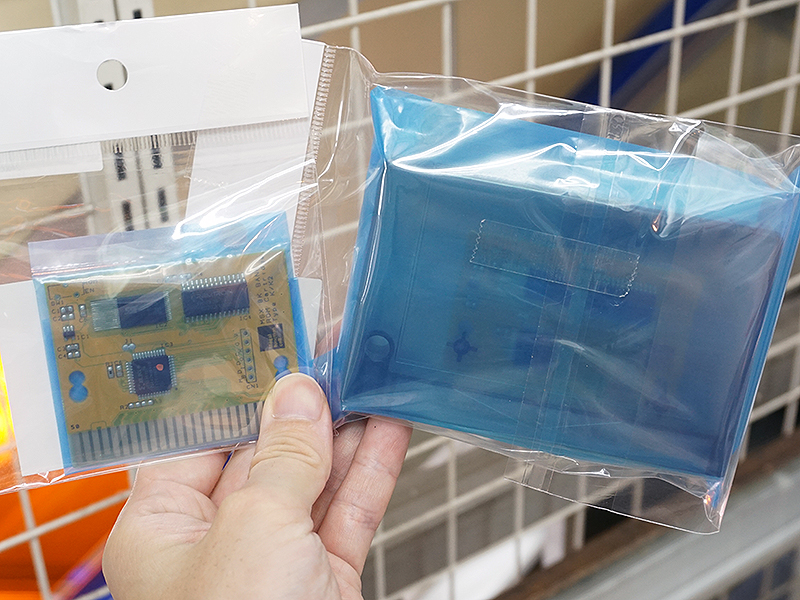 MSX用 KONAMI4互換 Flashカードリッジ 似非RC755(写真左は基板のみ、右はケース付き)