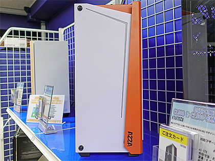 オレンジのアクセントが目を引くAZZAのPCケース「APOLLO 430 WHITE