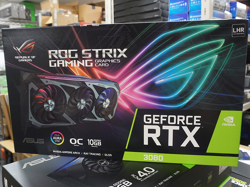 ROG-STRIX-RTX3080-O10G-V2-GAMING（左）とTUF-RTX3070-O8G-V2-GAMING（右）