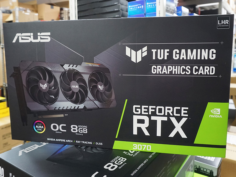 ROG-STRIX-RTX3080-O10G-V2-GAMING（左）とTUF-RTX3070-O8G-V2-GAMING（右）