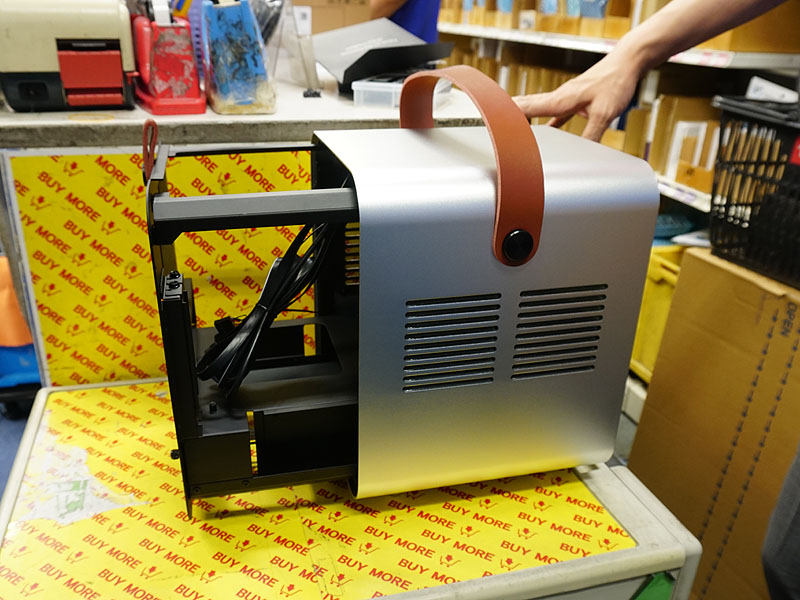 フレームは後方から引き出す