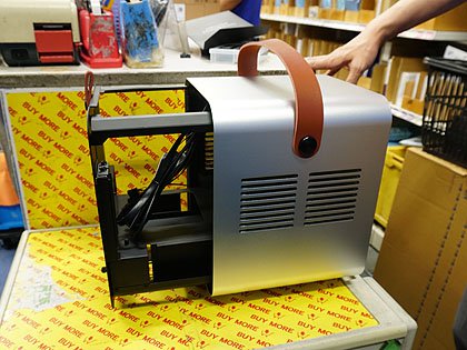 持ち運びしやすいMini-ITXケース「BO 100」が発売、革製ハンドルを装備
