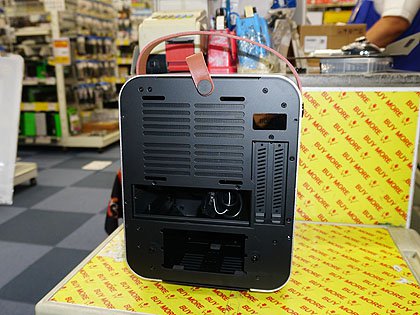 持ち運びしやすいMini-ITXケース「BO 100」が発売、革製ハンドルを装備