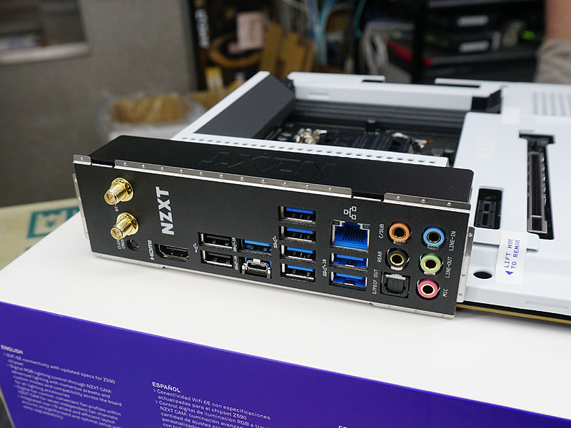 写真は「N7 Z590」のホワイトモデル