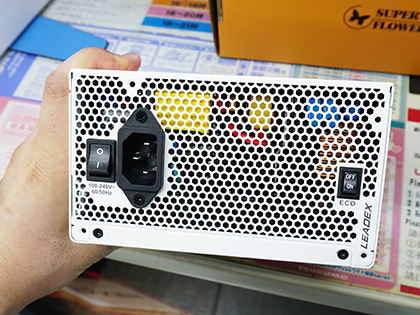奥行き130mmの1,000W電源「LEADEX V G130X-1000W PRO」に白色モデル