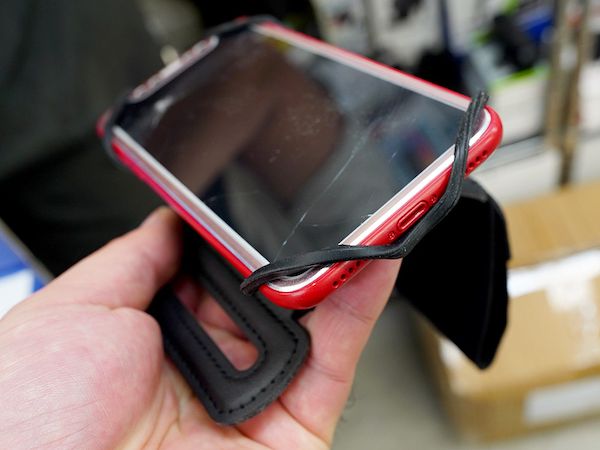 手首に固定できるリストバンド型のスマホホルダー 位置情報ゲームなどに便利 Akiba Pc Hotline