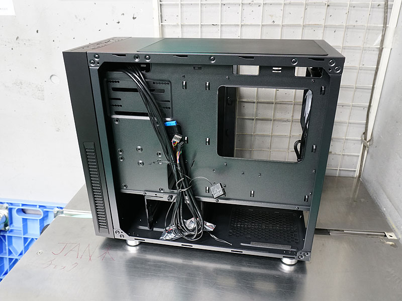 PCパーツ組み込み前のケース内サンプル