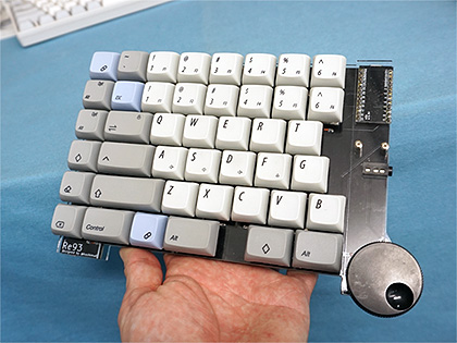 親指操作のロータリーエンコーダを備えた左右分離90%キーボード「Re93
