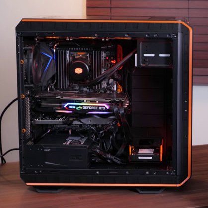 小岩井さんが昨年秋に自作した32コアのモンスターマシン。音楽制作を力強く支えています