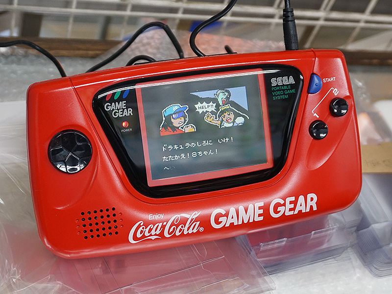 店頭デモの様子。なお、ゲームギアのデモ機は「GGLCDを利用してIPS液晶に改造したものになる」とのこと