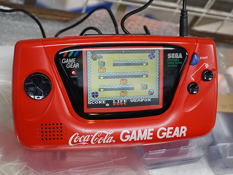 店頭デモの様子。なお、ゲームギアのデモ機は「GGLCDを利用してIPS液晶に改造したものになる」とのこと