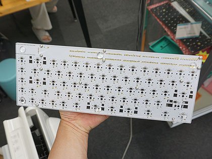 タブレット向け薄型キーボードの自作キット「Angel70」 - AKIBA