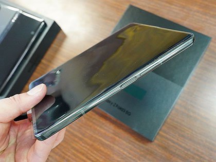 手帳のように開閉できる折り畳みスマホ「Galaxy Z Fold3 5G」の海外版
