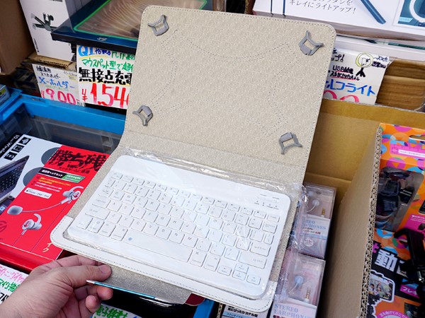 タブレットケース付きのBluetoothキーボードが1,500円、あきばお～に