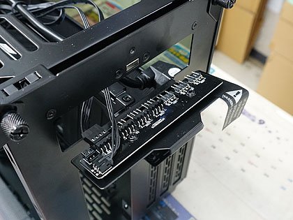 こだわり機能満載！Lian Liの小型ケース「Q58」が発売、上下開閉式の