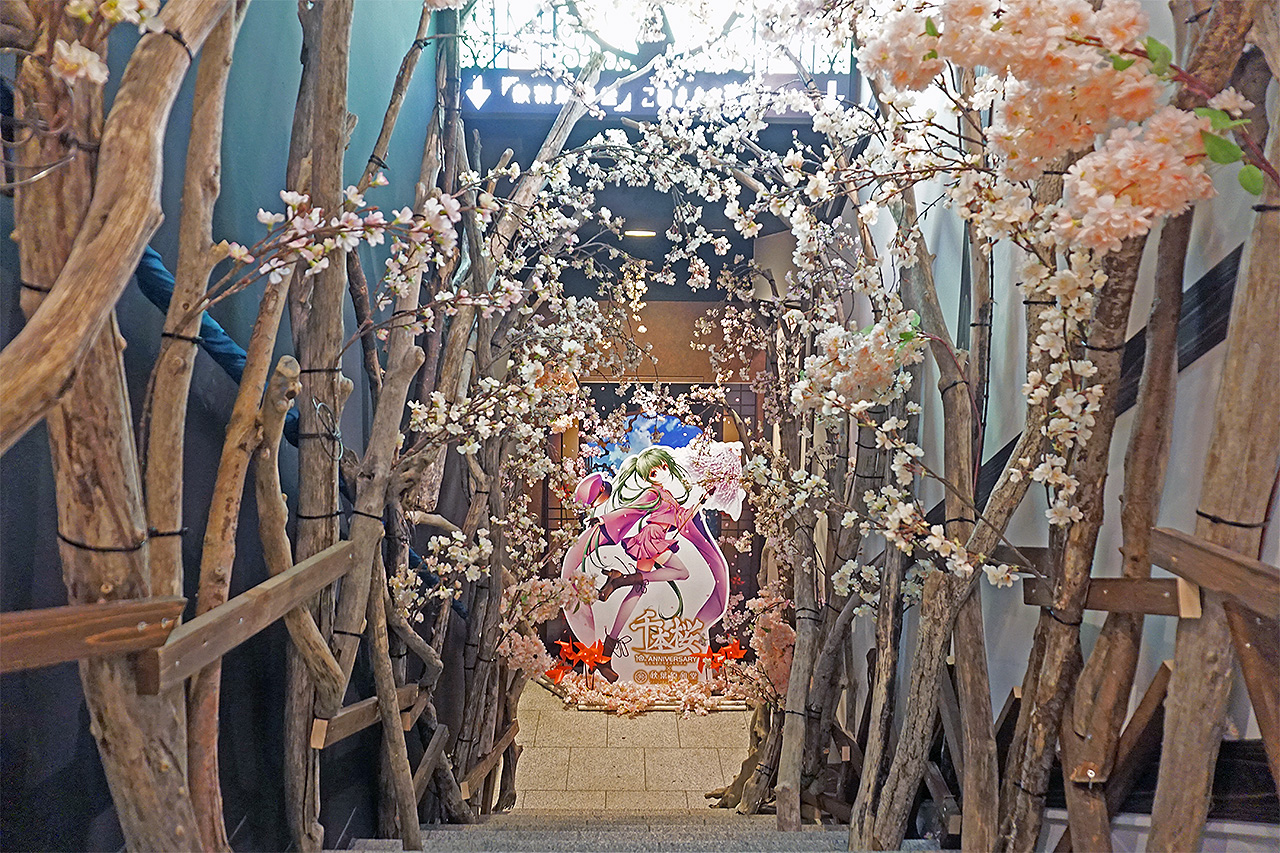 店舗へ続く階段や入り口には桜の装飾が施されている
