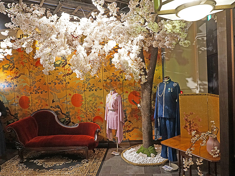 店舗へ続く階段や入り口には桜の装飾が施されている